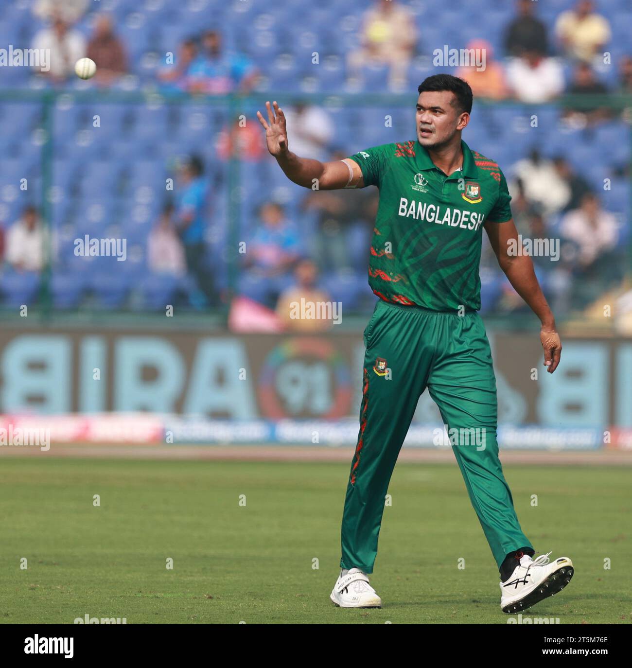 Neu-Delhi, Delhi, Indien. November 2023. Taskin Ahmed aus Bangladesch während des Spiels Nr. 38 der ICC Men's Cricket World Cup One-Day International (ODI) zwischen Sri Lanka und Bangladesch im Arun Jaitley Stadium, Neu-Delhi, Indien am 06. November 2023 (Foto: © Avijit das/ZUMA Press Wire) NUR ZUR REDAKTIONELLEN VERWENDUNG! Nicht für kommerzielle ZWECKE! Quelle: ZUMA Press, Inc./Alamy Live News Stockfoto