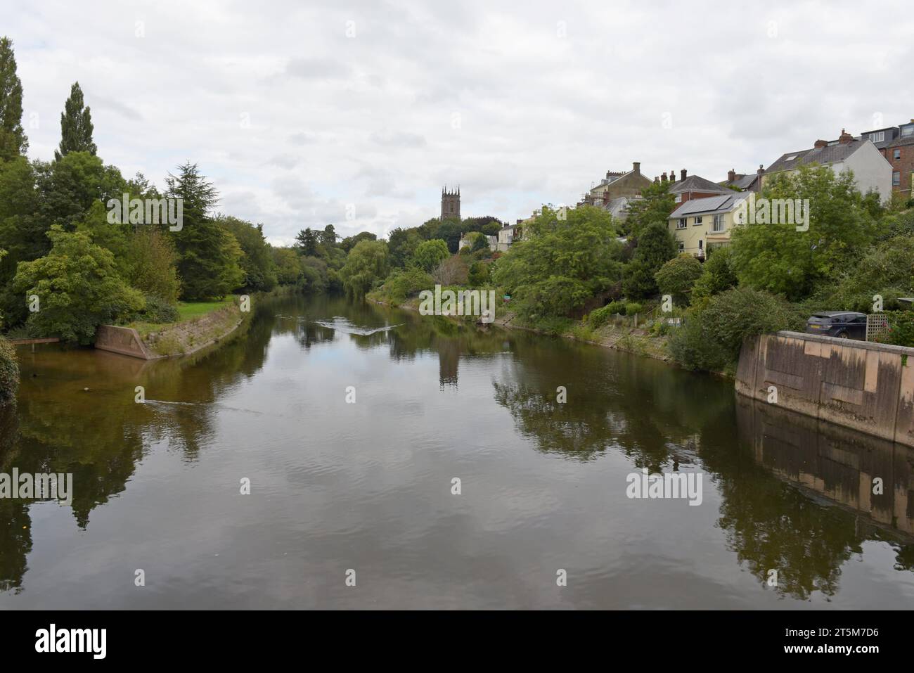 Der Fluss exe in Tiverton, Devon, St. Peter's Church in der Ferne. September 2023 Stockfoto