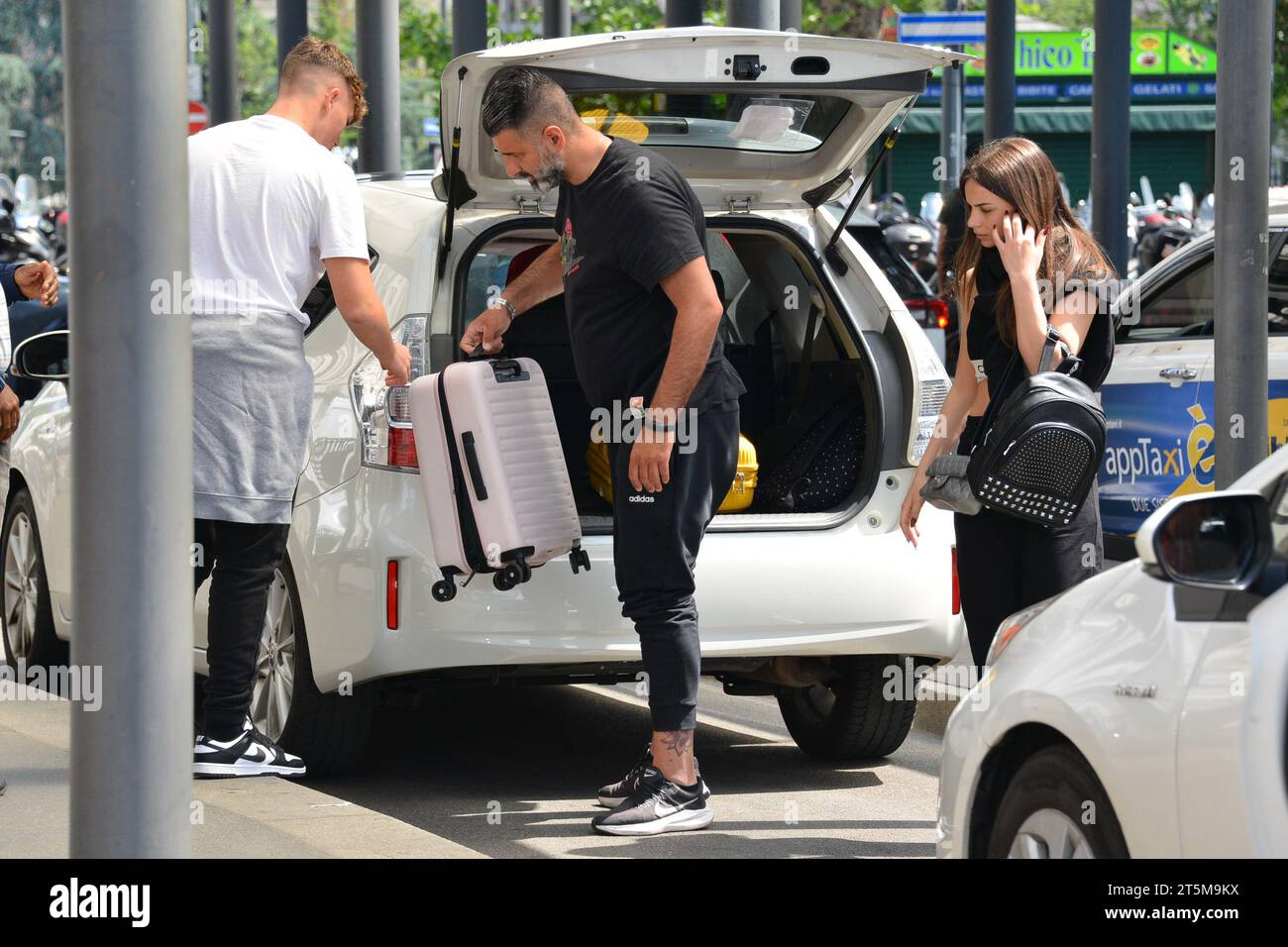 Mailand, . November 2023. Claudio Mangiarotti Rechte Urheberrecht Mailand - jetzt 18 Jahre alt, kommen Cristian Totti und seine Freundin Melissa Monti nach Mailand, um mit Mutter Ilary Blasi in die Lombardei-Metropole zu reisen. Shopping in Sephora und ab mit dem Zug Wettbewerbsarchiv Ph Claudio Mangiarotti Credit: Unabhängige Fotoagentur/Alamy Live News Stockfoto