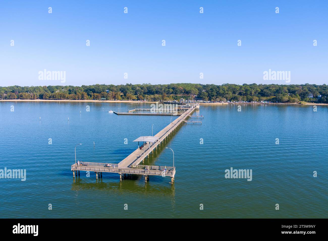 Aus der Vogelperspektive des Fairhope, Alabama Municipal Pier am Ostufer der Mobile Bay Stockfoto