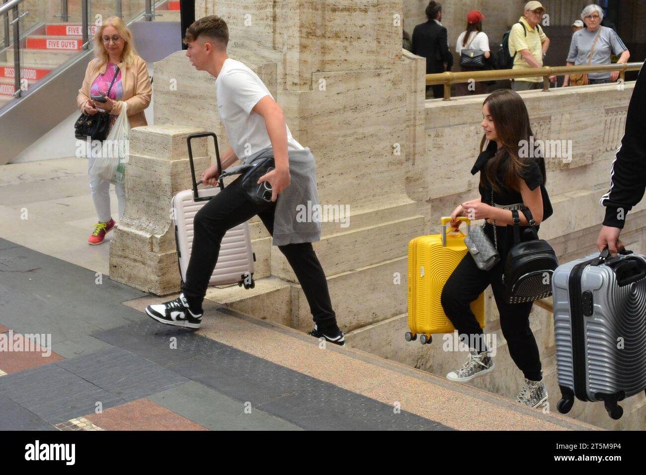 Mailand, . November 2023. Claudio Mangiarotti Rechte Urheberrecht Mailand - jetzt 18 Jahre alt, kommen Cristian Totti und seine Freundin Melissa Monti nach Mailand, um mit Mutter Ilary Blasi in die Lombardei-Metropole zu reisen. Shopping in Sephora und ab mit dem Zug Wettbewerbsarchiv Ph Claudio Mangiarotti Credit: Unabhängige Fotoagentur/Alamy Live News Stockfoto