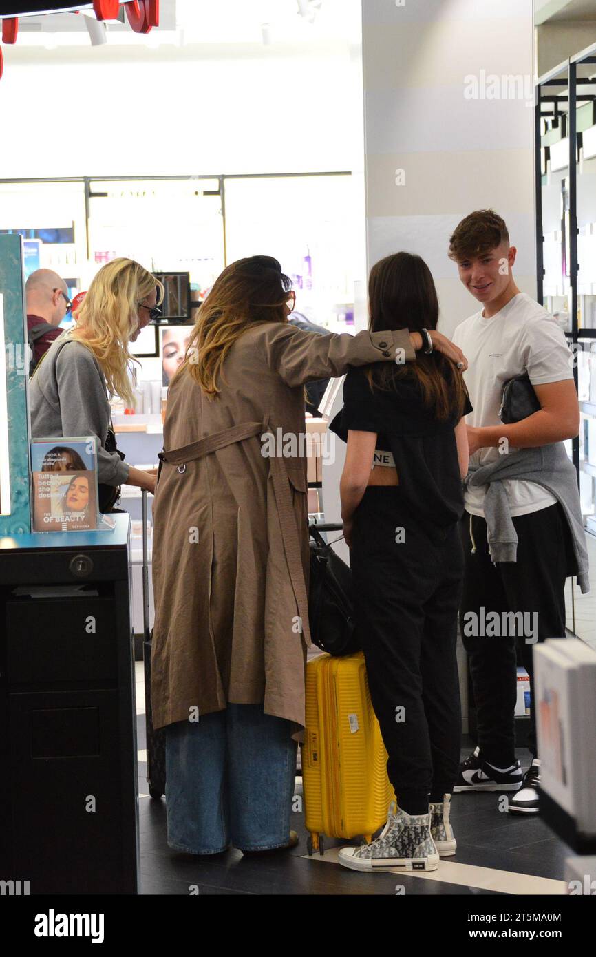 Mailand, . November 2023. Claudio Mangiarotti Rechte Urheberrecht Mailand - jetzt 18 Jahre alt, kommen Cristian Totti und seine Freundin Melissa Monti nach Mailand, um mit Mutter Ilary Blasi in die Lombardei-Metropole zu reisen. Shopping in Sephora und ab mit dem Zug Wettbewerbsarchiv Ph Claudio Mangiarotti Credit: Unabhängige Fotoagentur/Alamy Live News Stockfoto