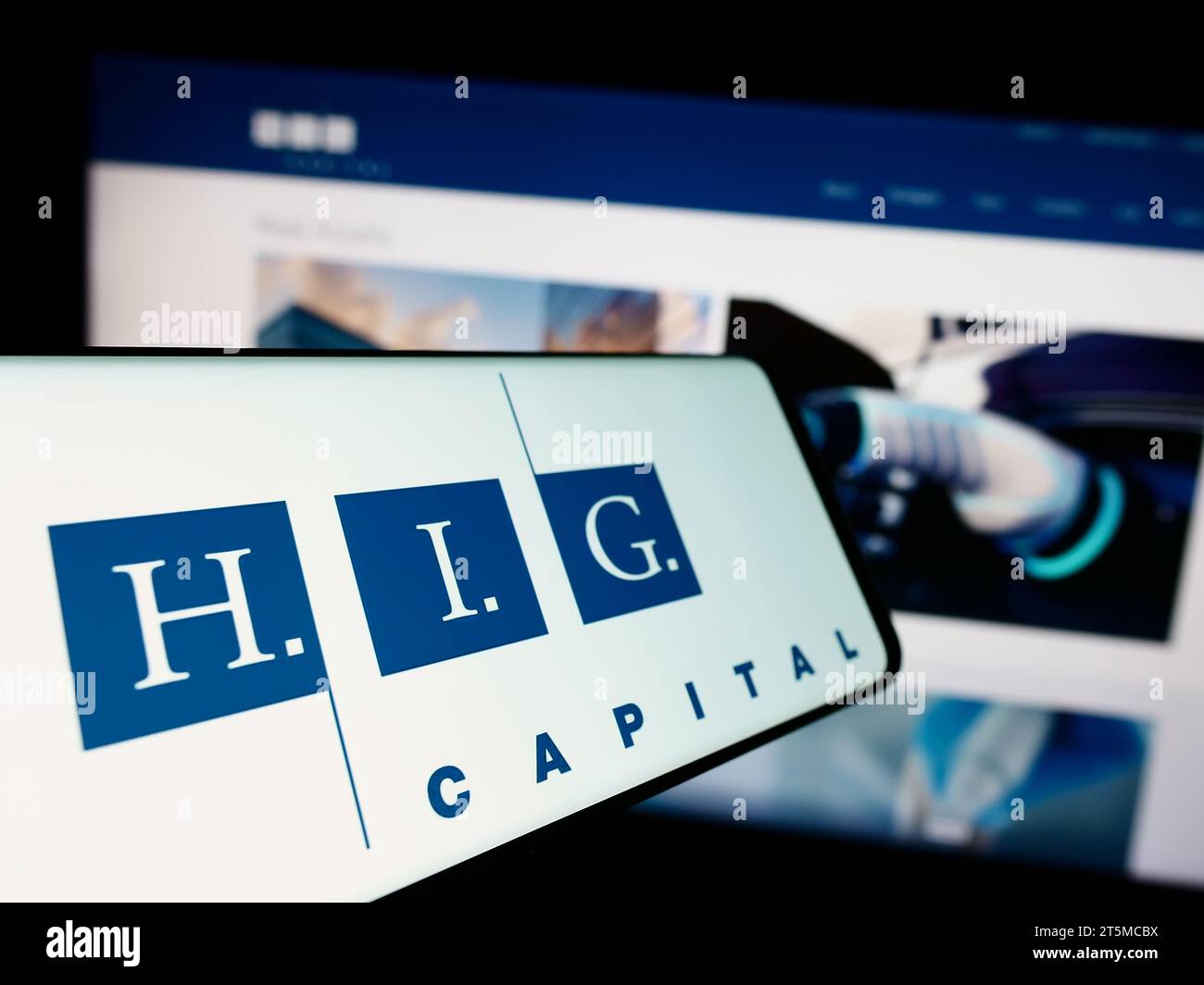 Smartphone mit Logo der amerikanischen Investmentgesellschaft H.I.G. Capital LLC vor der Business-Website. Fokussieren Sie sich auf die linke Mitte des Telefondisplays. Stockfoto