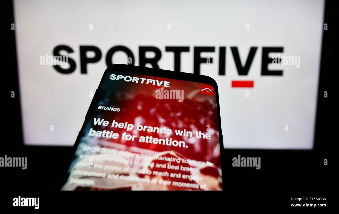 Smartphone mit Website des internationalen Sportmarketing-Unternehmens Sportfive vor dem Geschäftslogo. Fokussieren Sie sich oben links auf der Telefonanzeige. Stockfoto