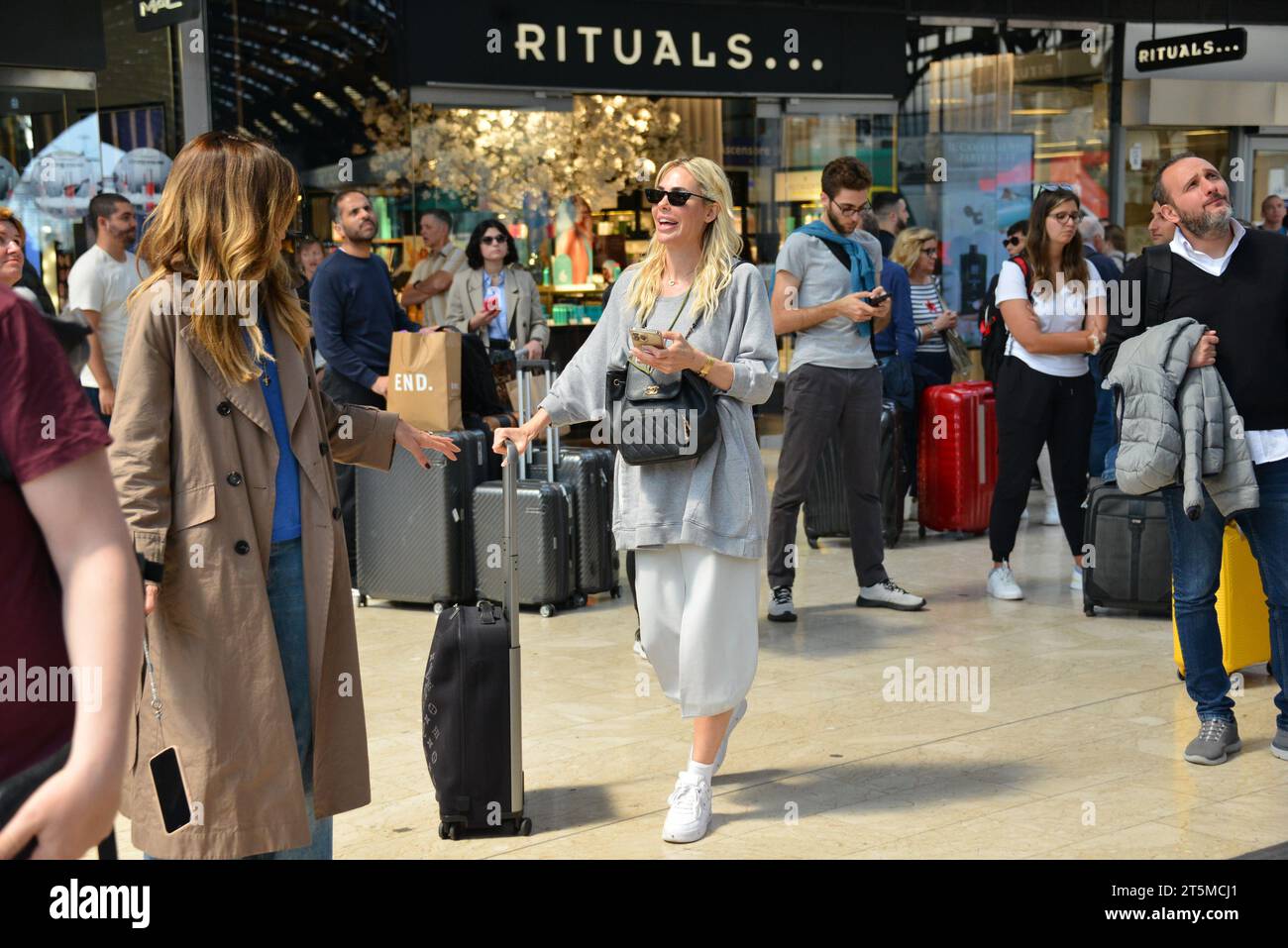 Mailand, . November 2023. Claudio Mangiarotti Rechte Urheberrecht Mailand - jetzt 18 Jahre alt, kommen Cristian Totti und seine Freundin Melissa Monti nach Mailand, um mit Mutter Ilary Blasi in die Lombardei-Metropole zu reisen. Shopping in Sephora und ab mit dem Zug Wettbewerbsarchiv Ph Claudio Mangiarotti Credit: Unabhängige Fotoagentur/Alamy Live News Stockfoto
