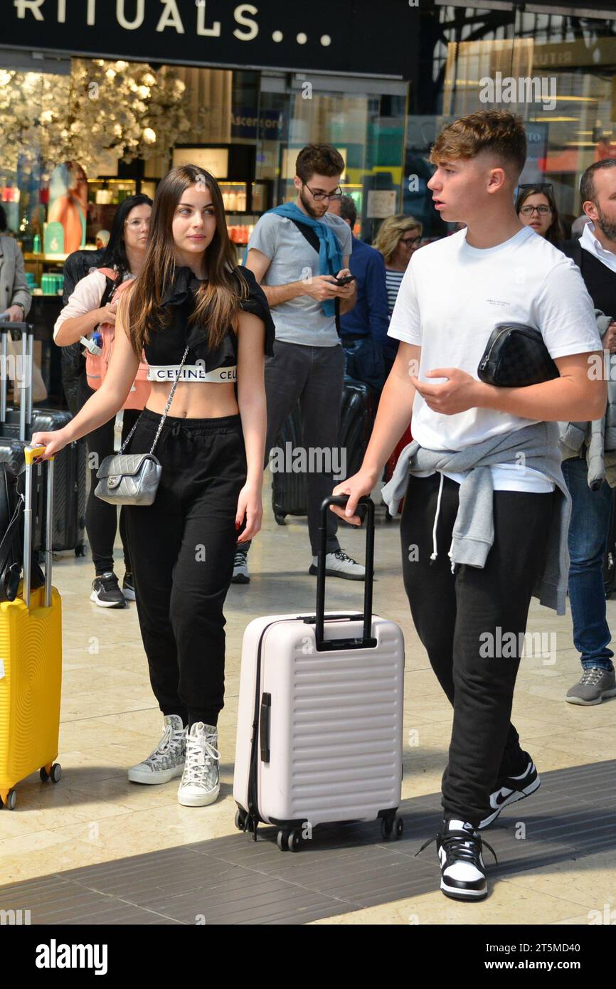 Mailand, . November 2023. Claudio Mangiarotti Rechte Urheberrecht Mailand - jetzt 18 Jahre alt, kommen Cristian Totti und seine Freundin Melissa Monti nach Mailand, um mit Mutter Ilary Blasi in die Lombardei-Metropole zu reisen. Shopping in Sephora und ab mit dem Zug Wettbewerbsarchiv Ph Claudio Mangiarotti Credit: Unabhängige Fotoagentur/Alamy Live News Stockfoto