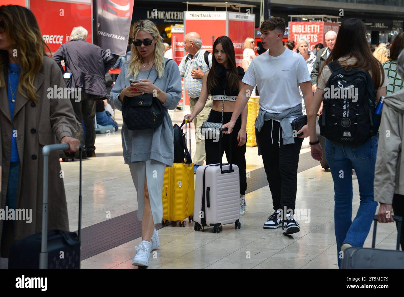 Mailand, . November 2023. Claudio Mangiarotti Rechte Urheberrecht Mailand - jetzt 18 Jahre alt, kommen Cristian Totti und seine Freundin Melissa Monti nach Mailand, um mit Mutter Ilary Blasi in die Lombardei-Metropole zu reisen. Shopping in Sephora und ab mit dem Zug Wettbewerbsarchiv Ph Claudio Mangiarotti Credit: Unabhängige Fotoagentur/Alamy Live News Stockfoto