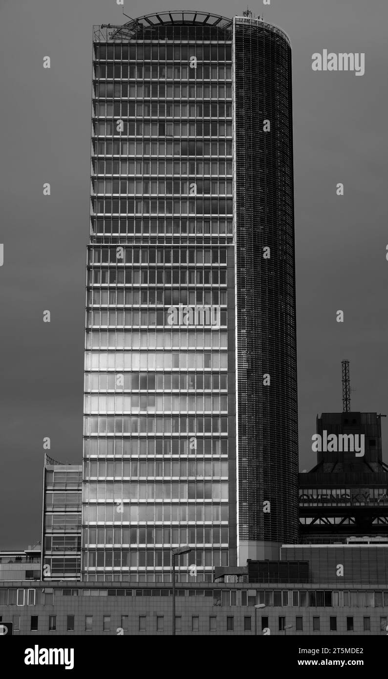 111 Meter hohes Gebäude der SNB in Bratislava. Eröffnet 2002, Architekten Pavol Panak a Martin Kusy Stockfoto