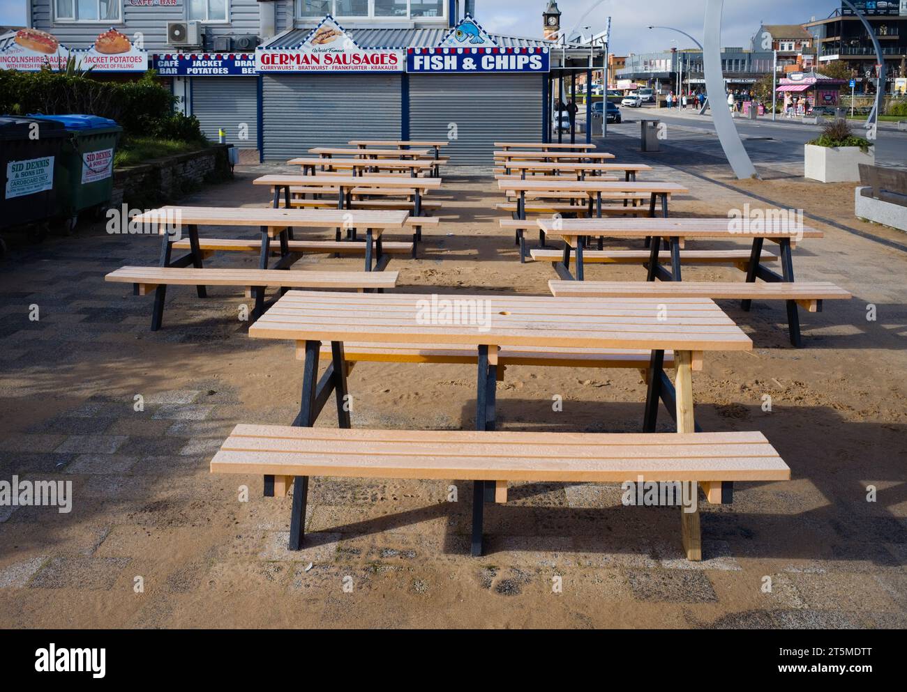 Sitzplätze im Freien im Skegness Seaside Resort während der Wintermonate Stockfoto