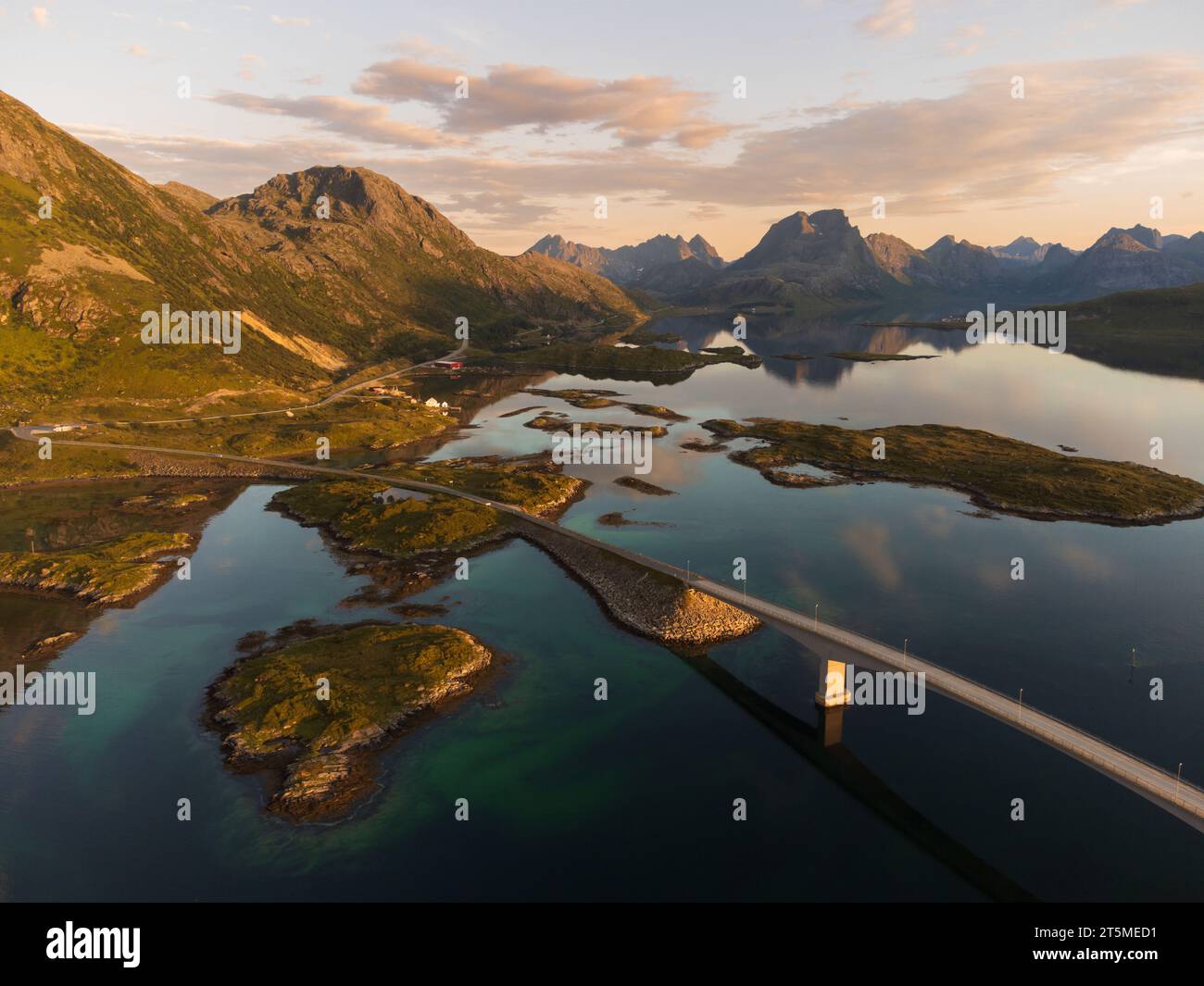 Atemberaubender Blick auf den Sonnenuntergang im Sommer auf die Lofoten, Norwegens Landschaft von oben, mit hohen Bergen, Fjorden, farbenfrohen Himmel und kleinen ländlichen Städten. Stockfoto