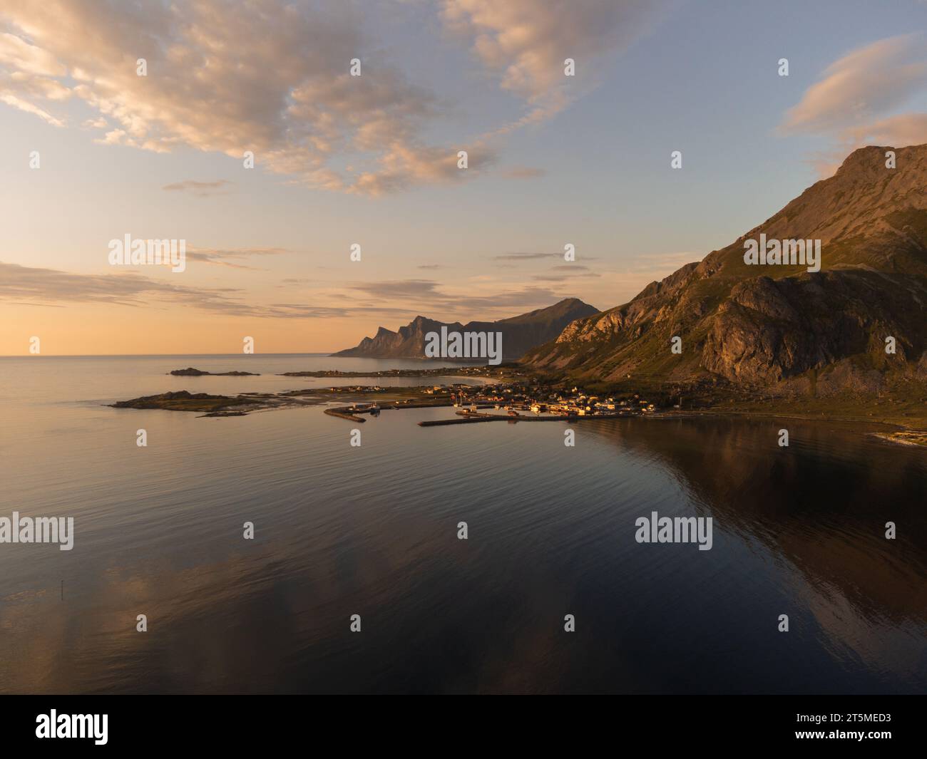 Atemberaubender Blick auf den Sonnenuntergang im Sommer auf die Lofoten, Norwegens Landschaft von oben, mit hohen Bergen, Fjorden, farbenfrohen Himmel und kleinen ländlichen Städten. Stockfoto