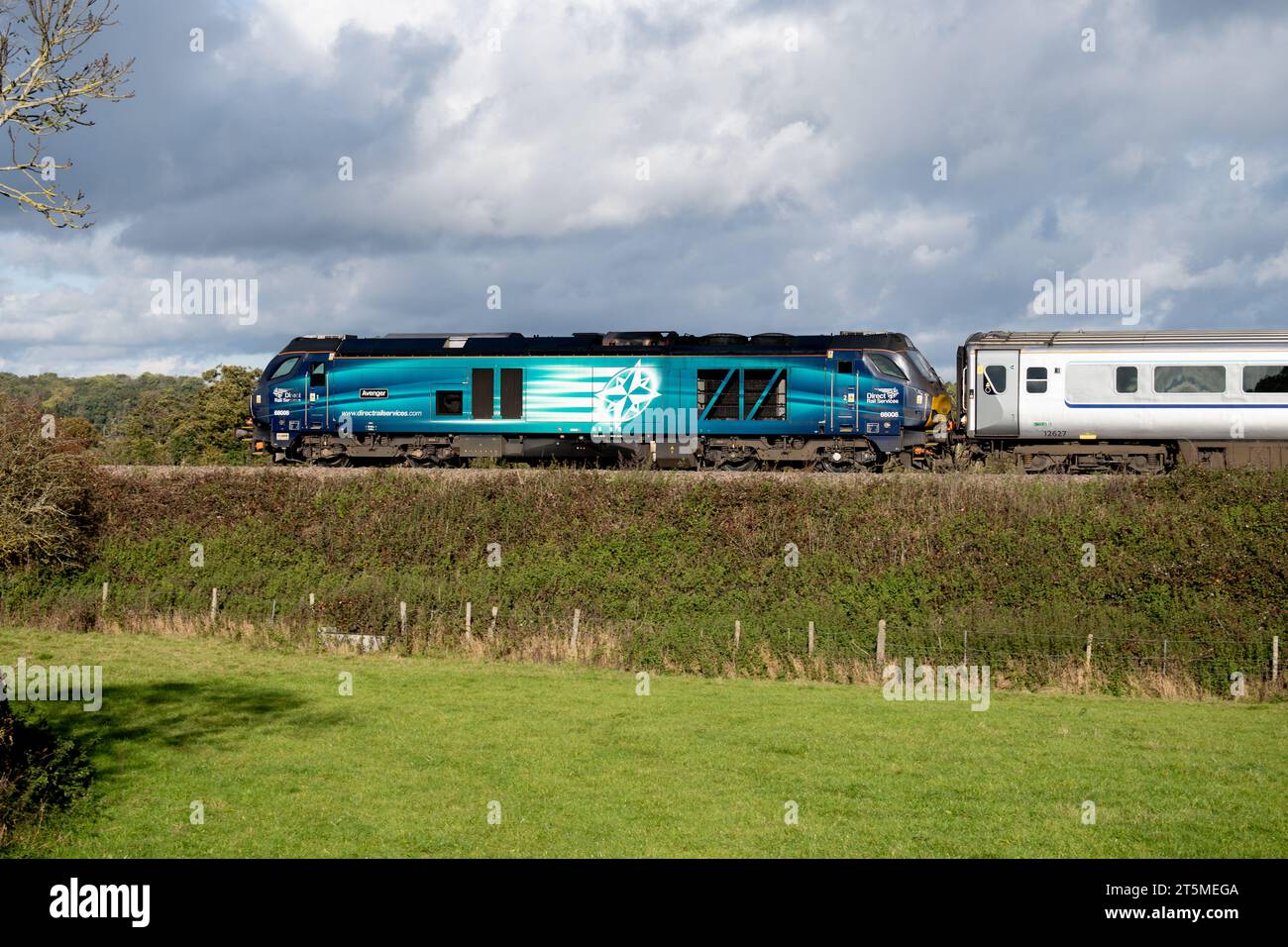 Diesellokomotive der DRS-Baureihe 68 Nr. 68008 „Avenger“ für einen Zug der Chiltern Railways, Warwickshire, Großbritannien Stockfoto