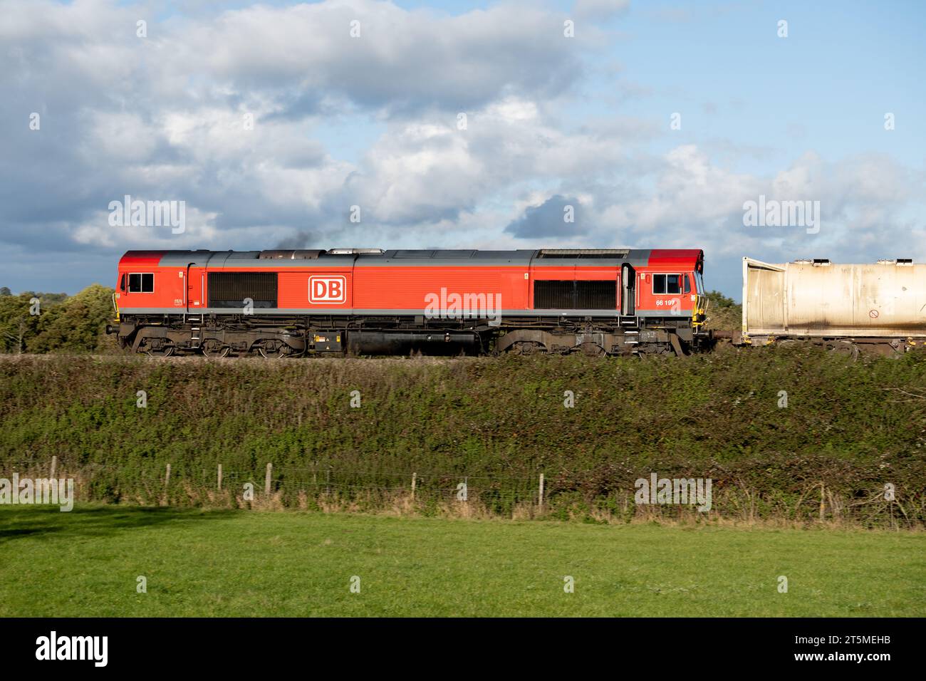 Diesellokomotive DB-Baureihe 66 Nr. 66197, Zugkraftwagen, Warwickshire, Großbritannien Stockfoto
