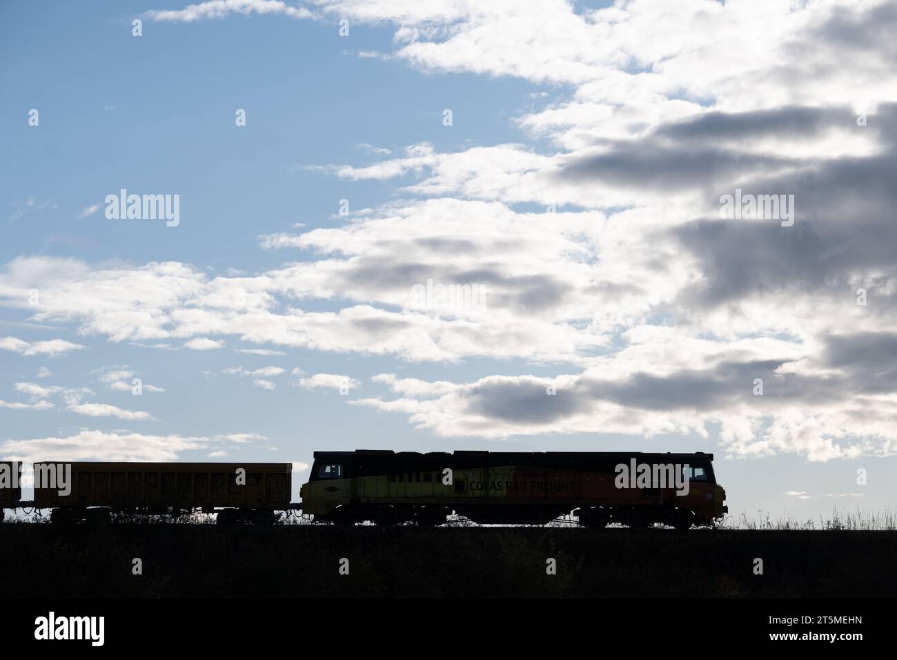 Colas-Diesellokomotive der Baureihe 70, Zugmaschine eines Güterzuges, Silhouette, Warwickshire, Großbritannien Stockfoto