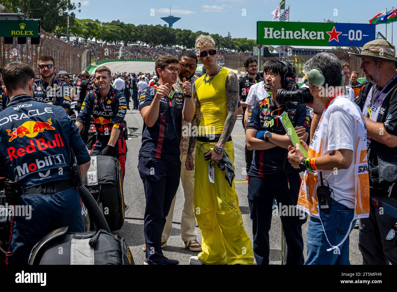 INTERLAGOS CIRCUIT, BRASILIEN – 05. NOVEMBER: Grand Prix von Brasilien, Grand Prix von Brasilien 2023, Machine Gun Kelly während des Grand Prix von São Paulo auf dem Interlagos Circuit am Sonntag, 5. November 2023 in São Paulo, Brasilien. (Foto: Michael Potts/BSR Agency) Credit: BSR Agency/Alamy Live News Stockfoto