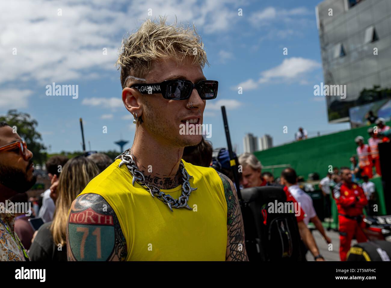 INTERLAGOS CIRCUIT, BRASILIEN – 05. NOVEMBER: Grand Prix von Brasilien, Grand Prix von Brasilien 2023, Machine Gun Kelly während des Grand Prix von São Paulo auf dem Interlagos Circuit am Sonntag, 5. November 2023 in São Paulo, Brasilien. (Foto: Michael Potts/BSR Agency) Credit: BSR Agency/Alamy Live News Stockfoto