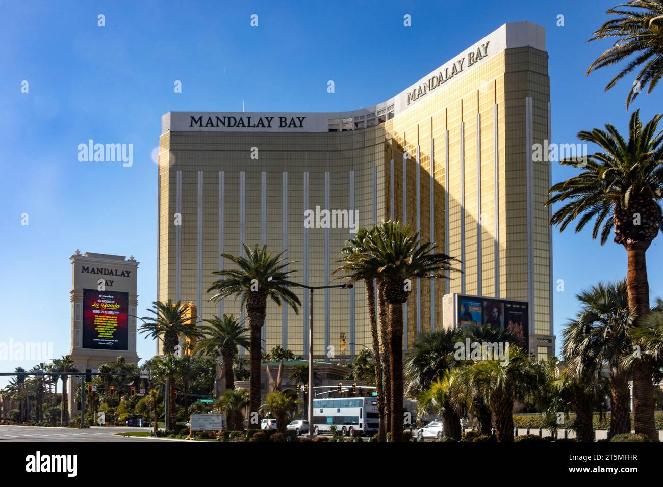 Las Vegas, USA; 18. Januar 2023: Das berühmte Mandalay Bay Hotel and Casino am Las Vegas Strip, das vom Meer inspirierte Hotel an der Be Stockfoto