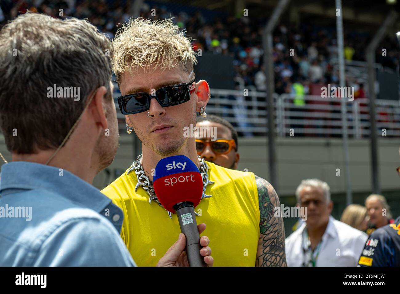 INTERLAGOS CIRCUIT, BRASILIEN – 05. NOVEMBER: Grand Prix von Brasilien, Grand Prix von Brasilien 2023, Machine Gun Kelly während des Grand Prix von São Paulo auf dem Interlagos Circuit am Sonntag, 5. November 2023 in São Paulo, Brasilien. (Foto: Michael Potts/BSR Agency) Credit: BSR Agency/Alamy Live News Stockfoto