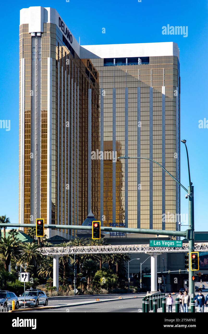 Las Vegas, USA; 18. Januar 2023: Vertikales Foto des Mandalay Bay Hotel and Casino auf dem Las Vegas Strip, dem vom Meer inspirierten Hotel l Stockfoto