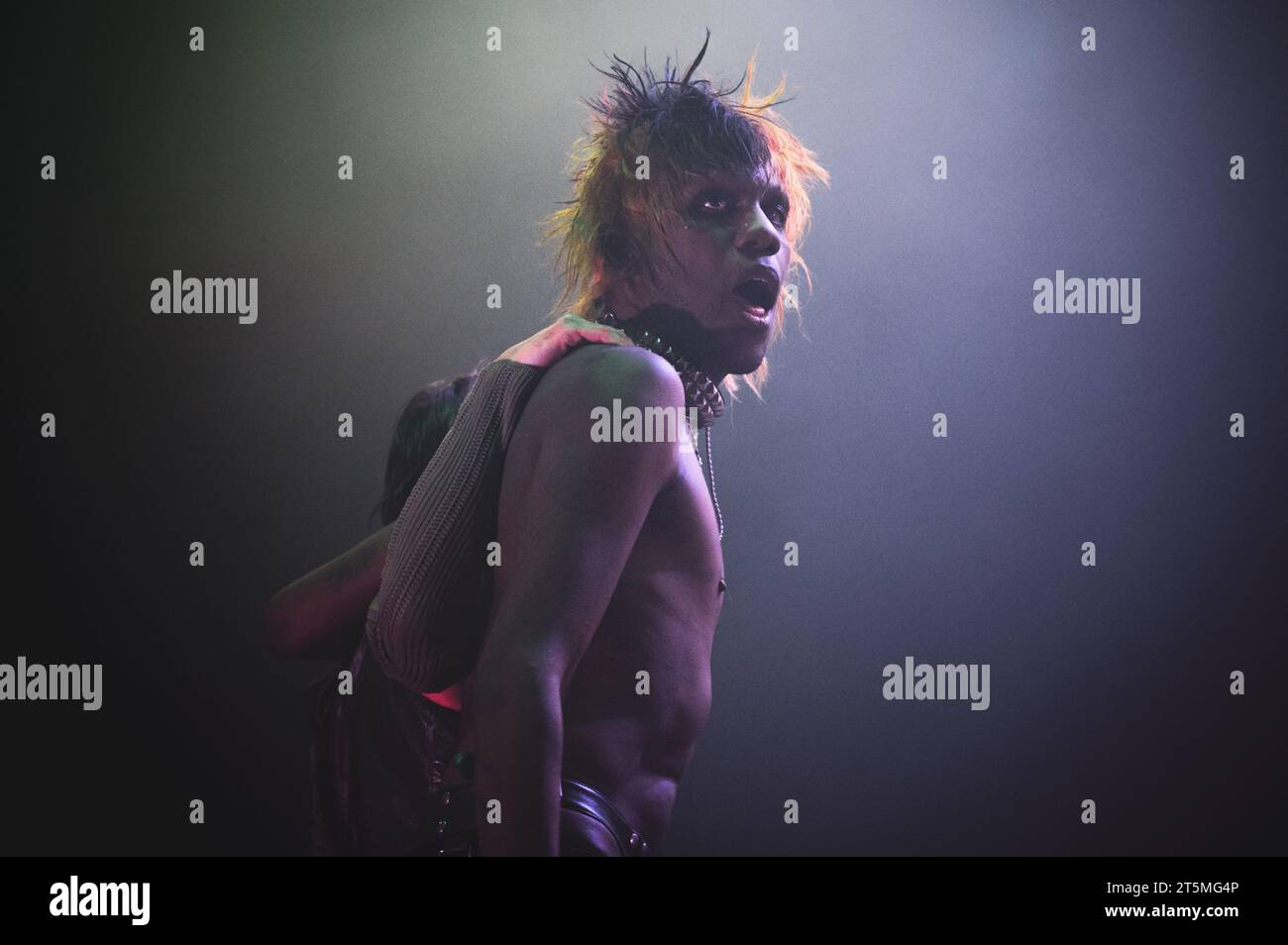 ITALIEN, TURIN, 4. NOVEMBER: Der amerikanische Musiker und Produzent experimenteller Musik Yves Tumor ( echter Name Sean Lee Bowie ) tritt live auf der Bühne des Club to Club Musikfestivals in Turin auf Stockfoto