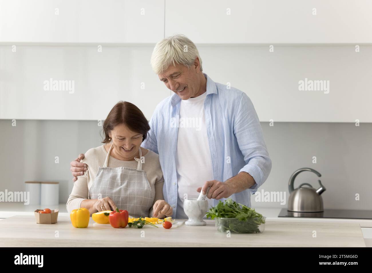 Porträt einer fröhlichen, hübschen, erwachsenen Tochter und glücklichen älteren Vater Stockfoto