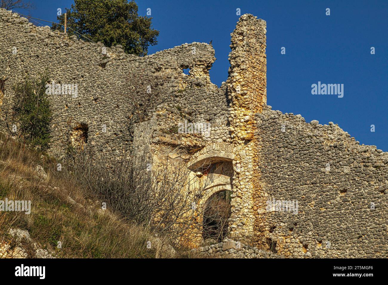 Ruinen der Burg, die die Stadt Alvito überblickte, insbesondere eine Eingangstür und die Überreste des Turms, der sie verteidigte. Alvito, Latium Stockfoto