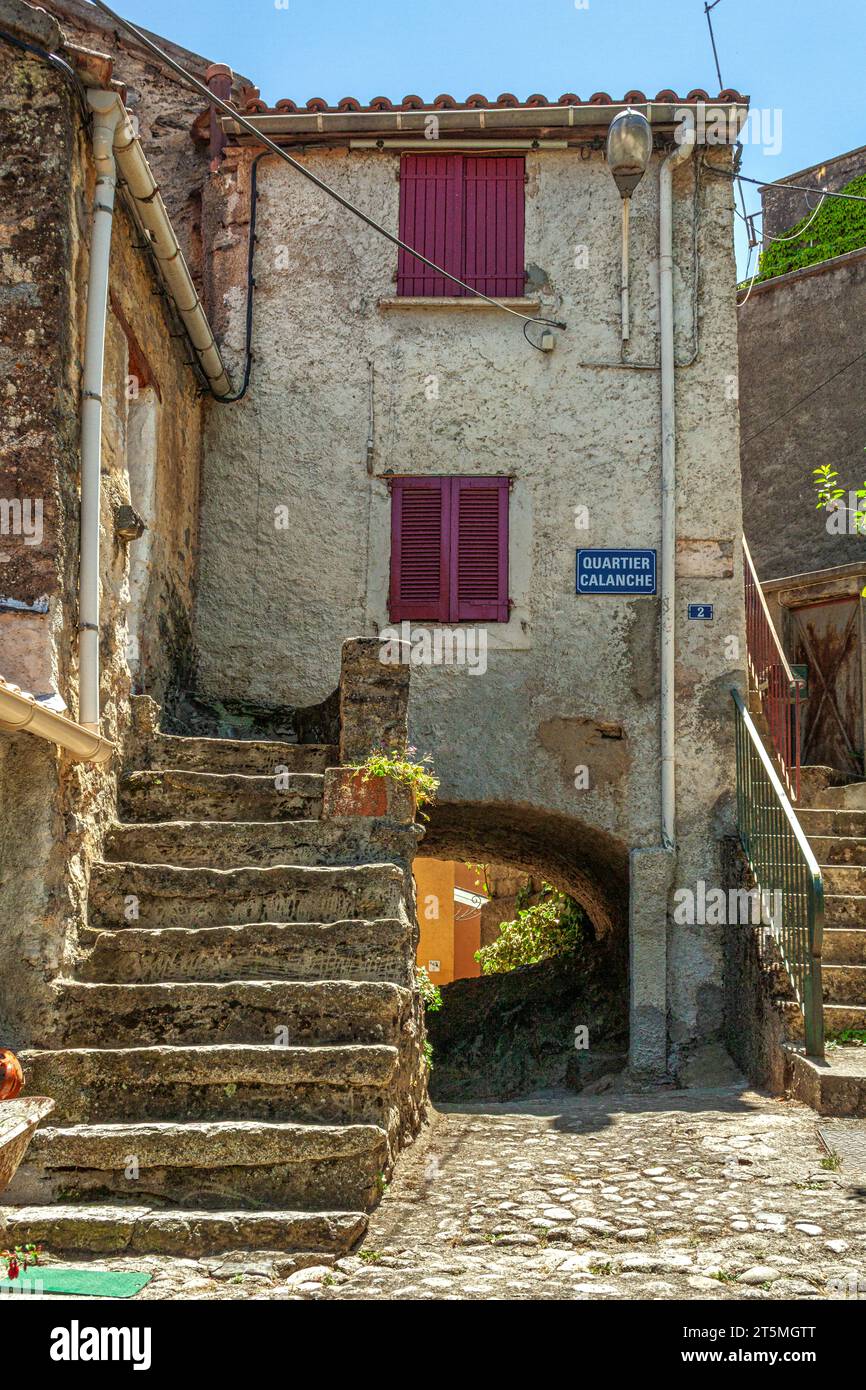 Steinhaus mit farbigen Fenstern, typisch für kleine Bergdörfer. Haute Corsica, Korsika, Frankreich, Europa Stockfoto