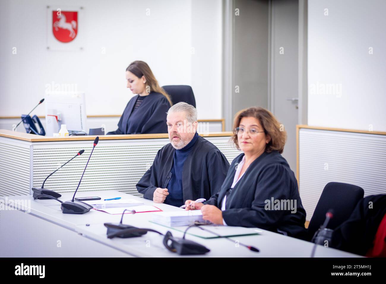 Braunschweig, Deutschland. November 2023. Rechtsanwalt Oliver Gaertner (M) und Rechtsanwalt Özden Aldirmaz (r) sitzen in einem Gerichtssaal des Landgerichts Braunschweig. Der Prozess gegen einen Gynäkologen wegen Verstümmelung weiblicher Genitalien und gefährlicher Körperschäden beginnt am Landgericht Braunschweig. Der Angeklagte war zu Beginn des Prozesses nicht anwesend. Kredit: Moritz Frankenberg/dpa/Alamy Live News Stockfoto