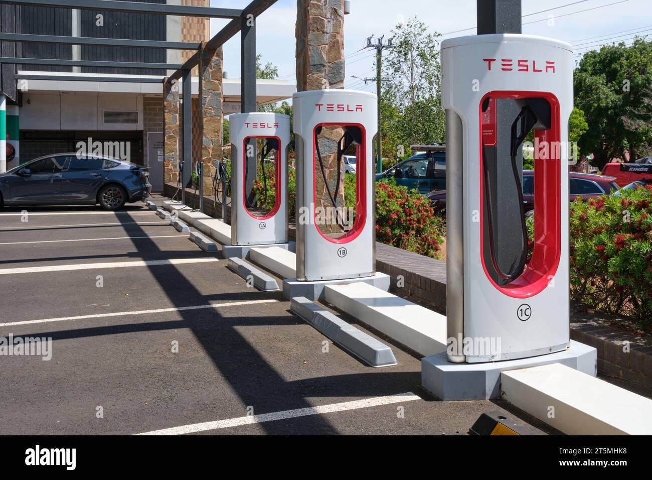 TESLA und andere Ladestationen für Elektroautos befinden sich auf einem Parkplatz in Margaret River, Western Australia. Stockfoto