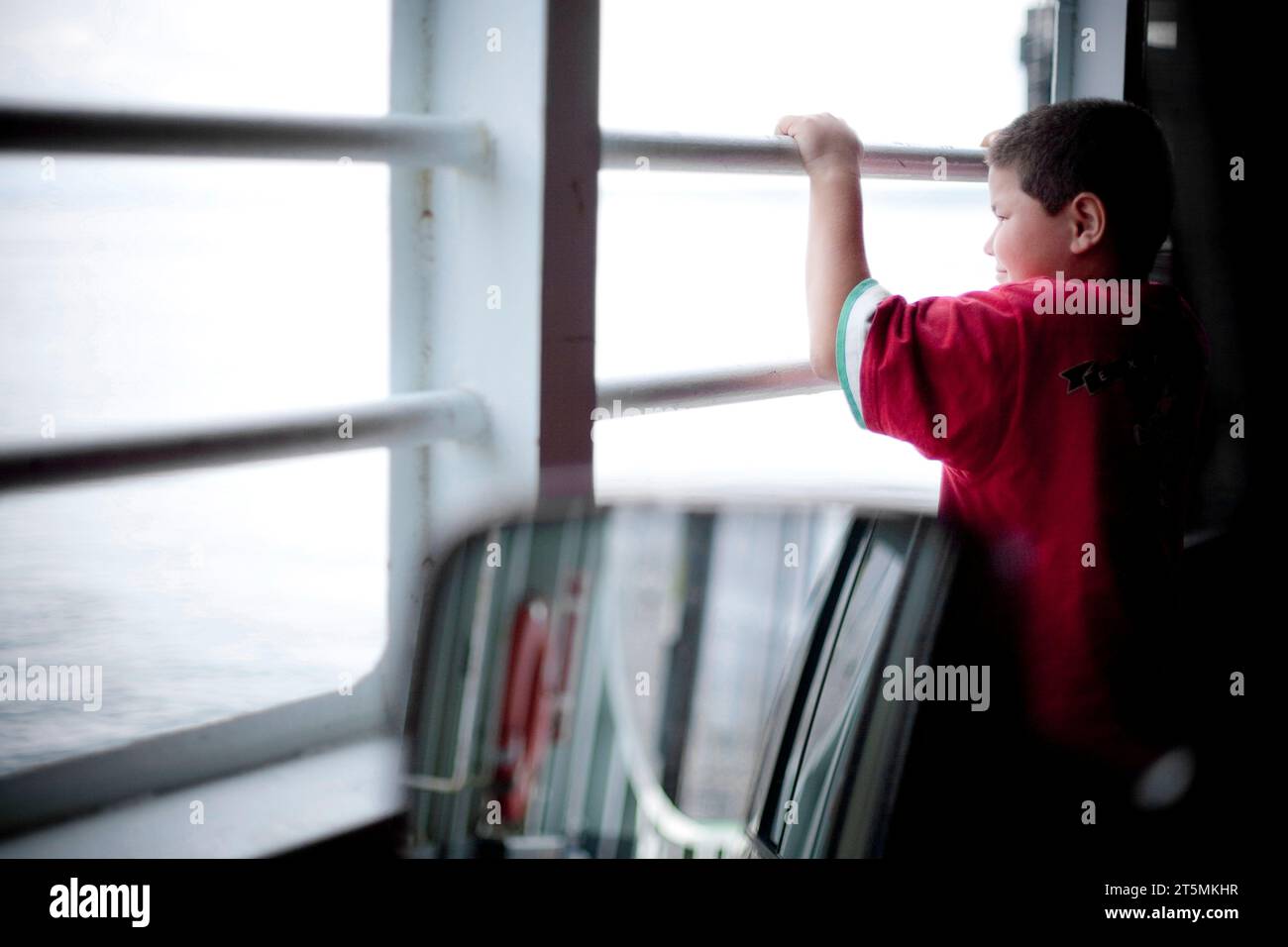 Ein Junge fährt mit der Tahlequah Ferry von Vashon Island im Bundesstaat Washington. Stockfoto
