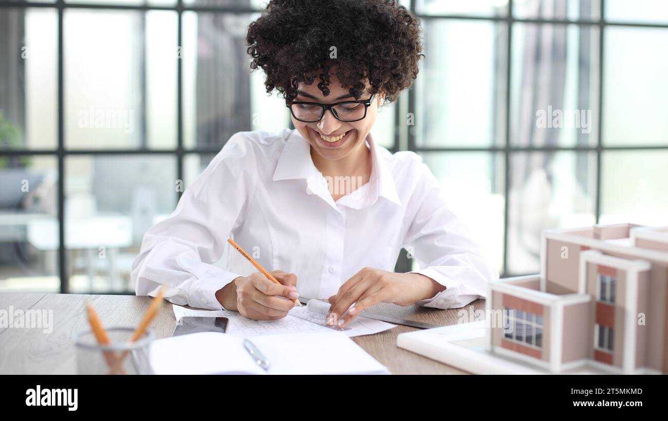 Die Architektin untersucht die Grundrisse des Hauses Stockfoto