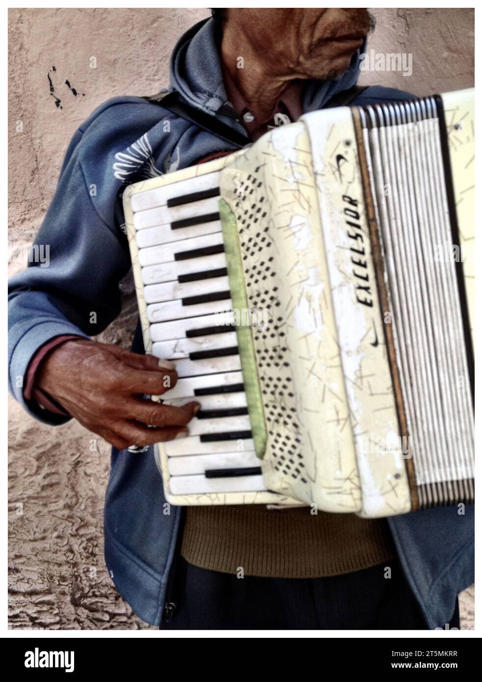 Der Mann spielt Akkordeon in Oaxaca Mexiko Stockfoto