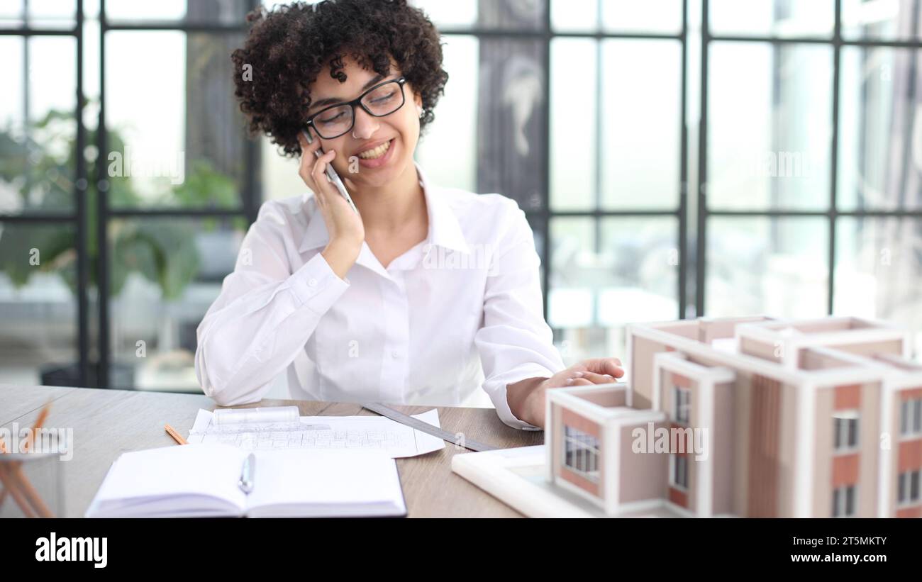 Die Architektin untersucht die Grundrisse des Hauses Stockfoto