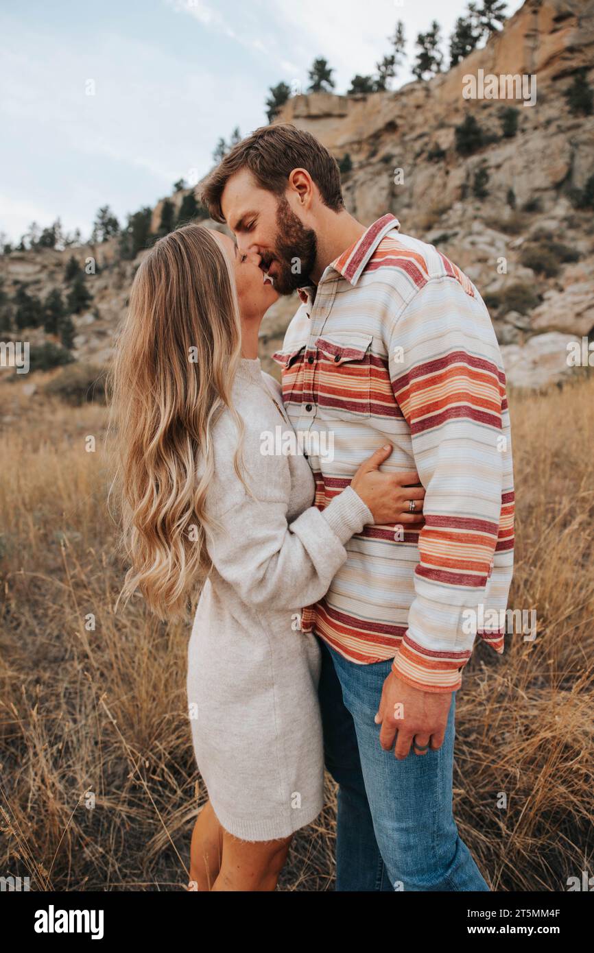 Mom und Dad teilen einen romantischen Kuss in der Natur Stockfoto