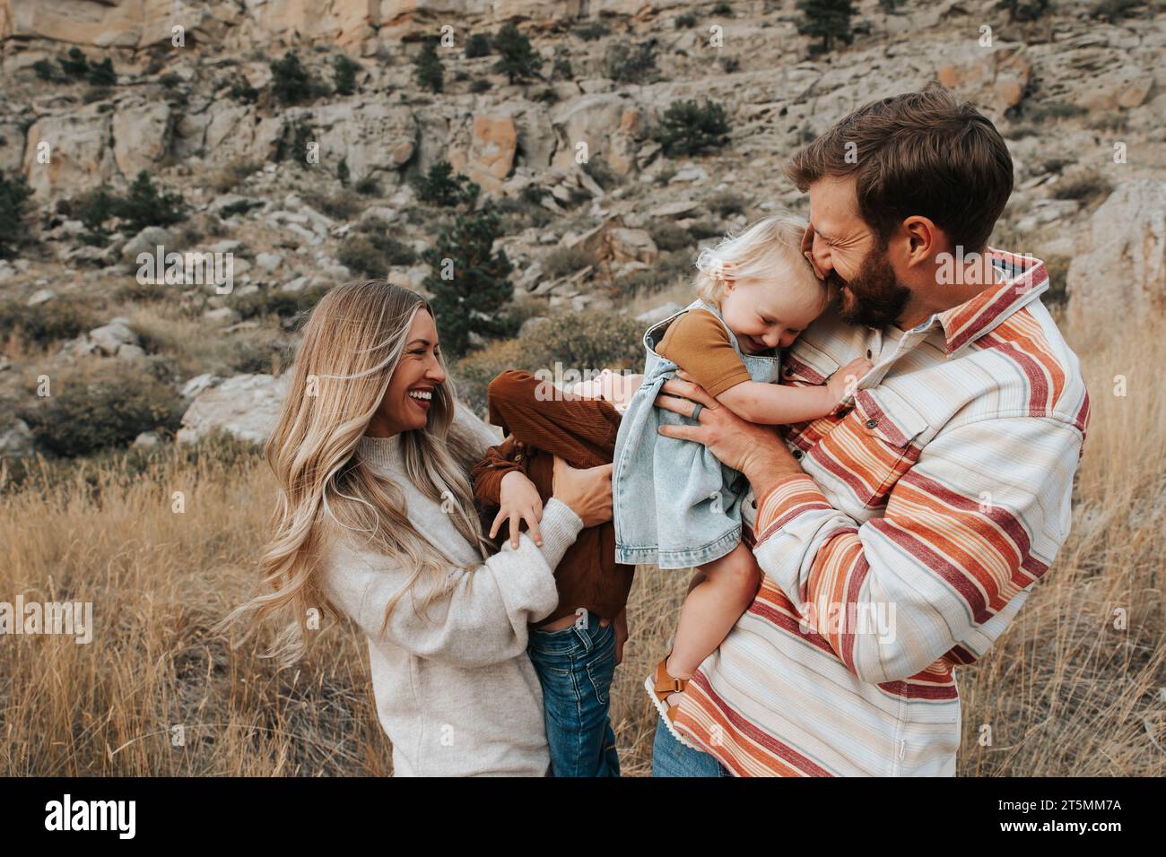 Vierköpfige Familie lacht zusammen an einem Herbsttag Stockfoto