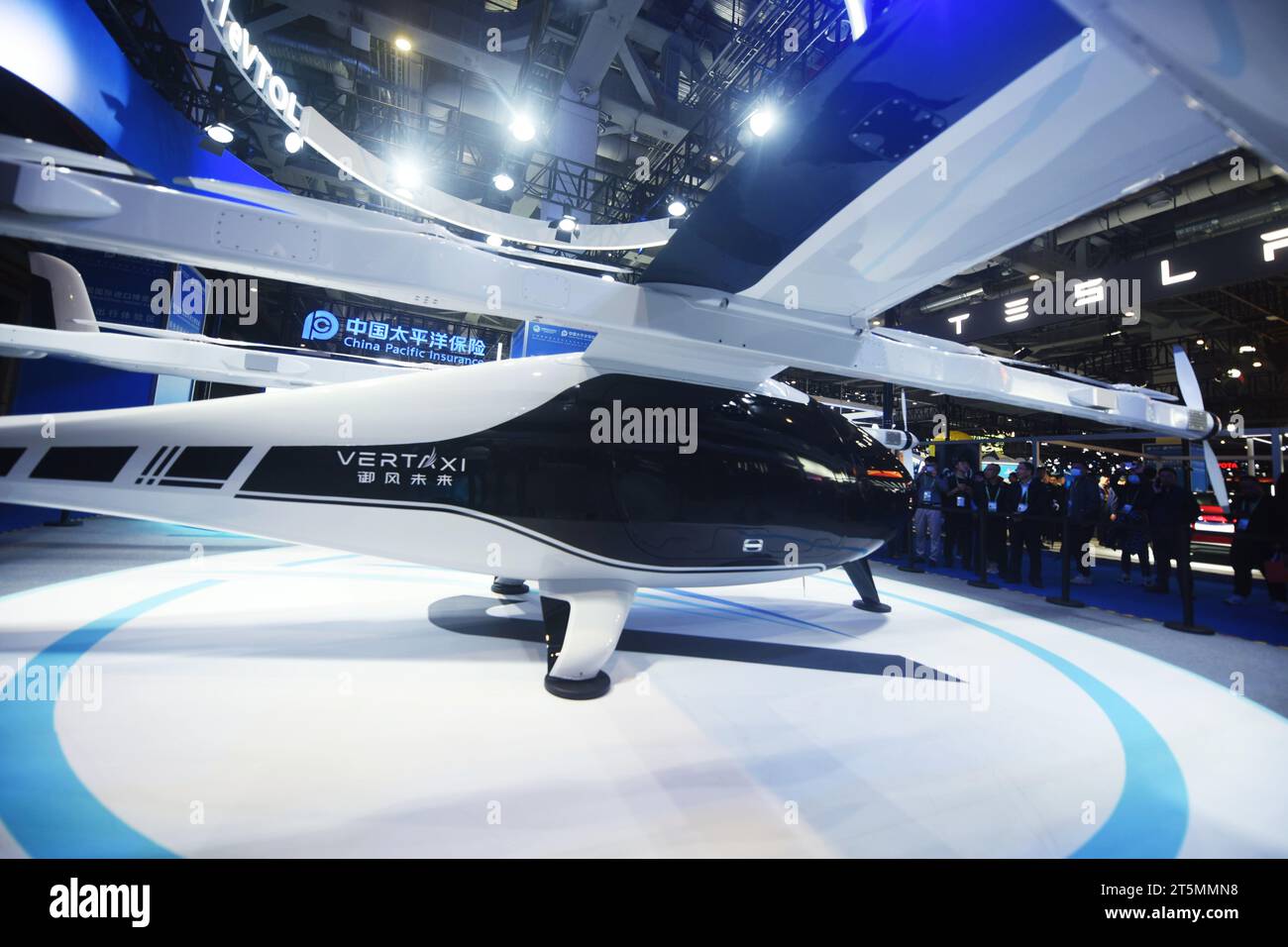 SHANGHAI, CHINA - 6. NOVEMBER 2023 - Besucher sehen Matrix 1, ein bemanntes elektrisches Starts- und Landungsfahrzeug mit 2 Tonnen, das unabhängig voneinander entwickelt wurde Stockfoto