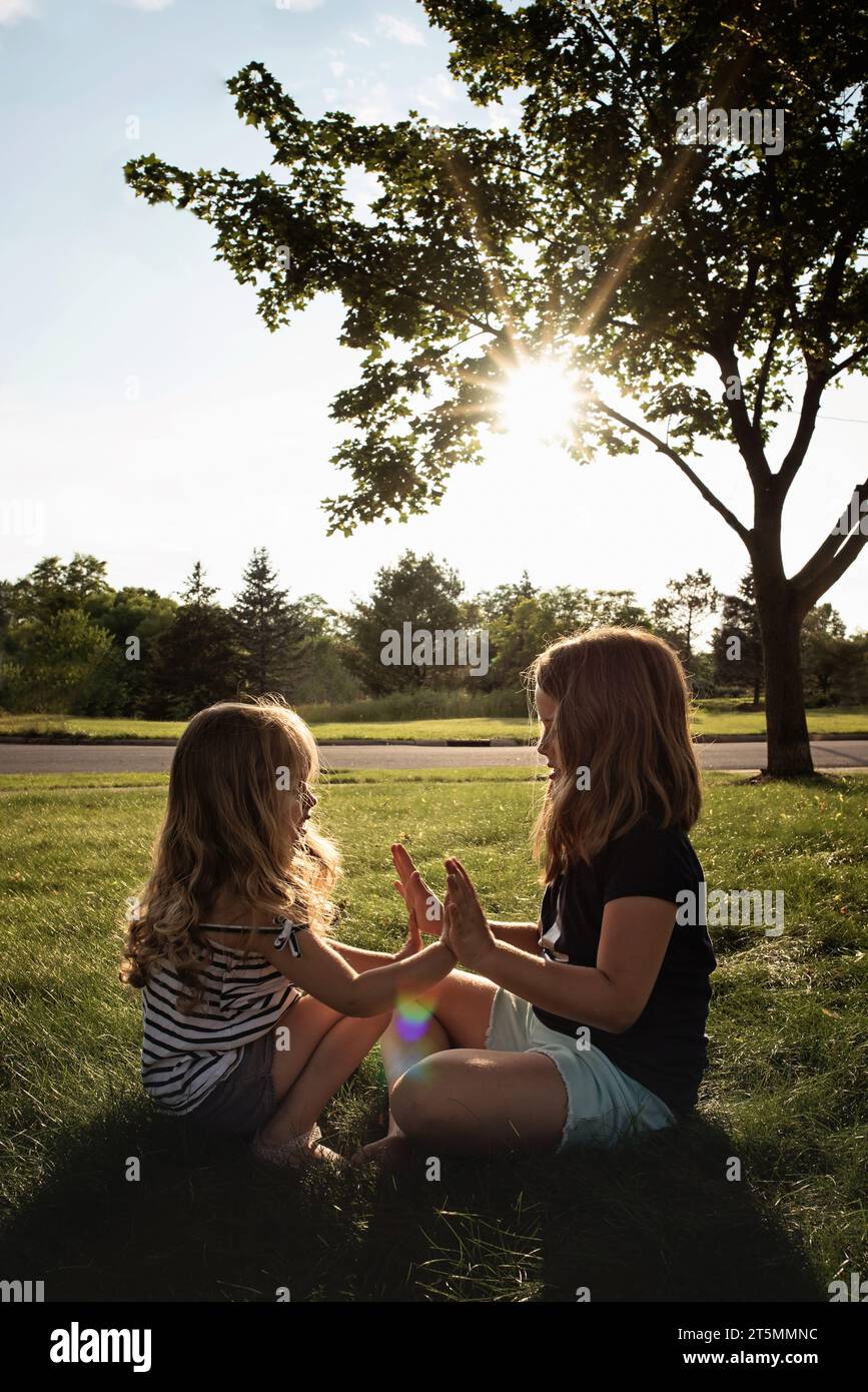 Junge Schwestern spielen im Sommer zusammen Stockfoto