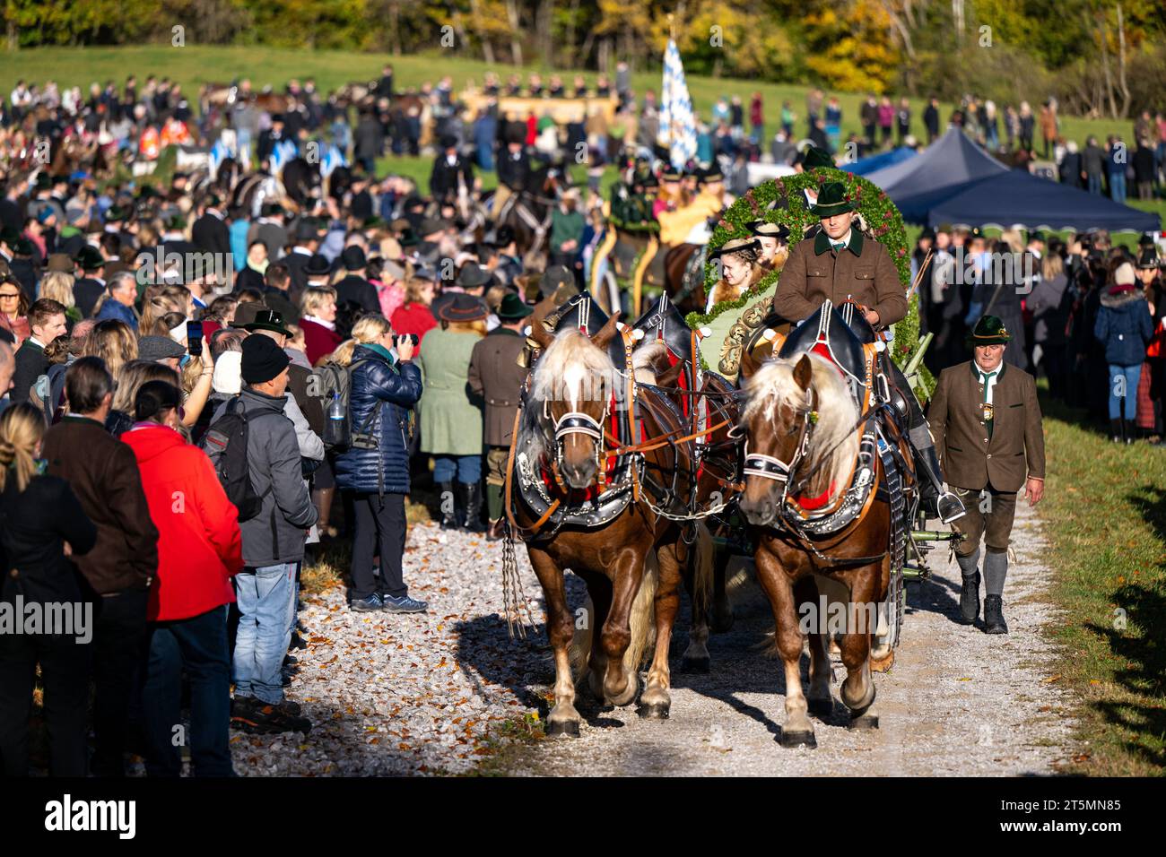 06. November 2023, Bayern, Bad Tölz: Reiter und Kutschen ziehen während der Leonhardi-Fahrt in Bad Tölz zur Kapelle auf dem Kalvarial. Foto: Lennart Preiss/dpa Stockfoto