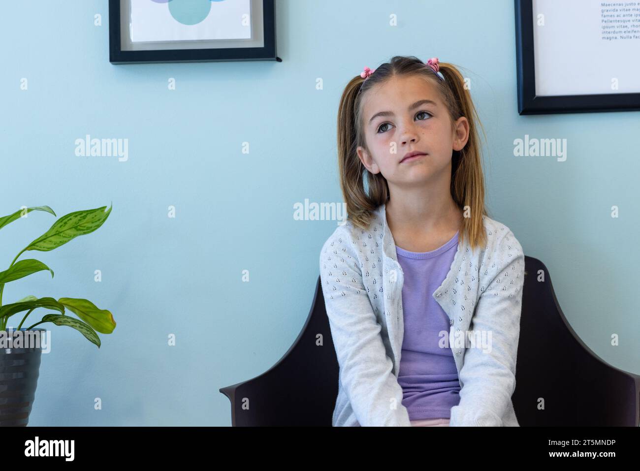 Nachdenkliche kaukasische Mädchen Patientin sitzt im Wartezimmer des Krankenhauses, Kopierraum Stockfoto