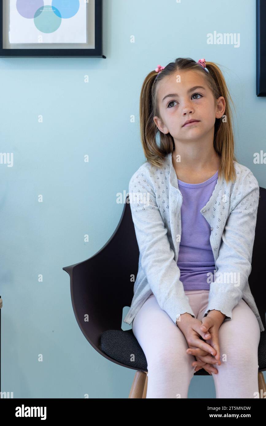 Nachdenkliche kaukasische Mädchen Patientin sitzt im Wartezimmer des Krankenhauses, Kopierraum Stockfoto