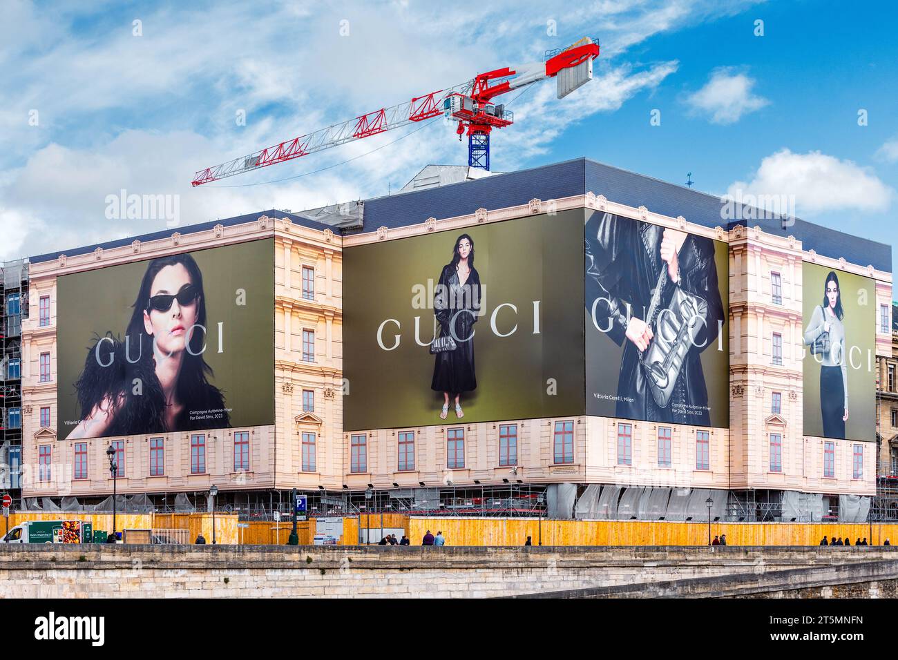 Riesige Gucci-Werbeplakate, die den Wiederaufbau von Gebäuden im Zentrum von Paris, Frankreich, bekleiden. Stockfoto