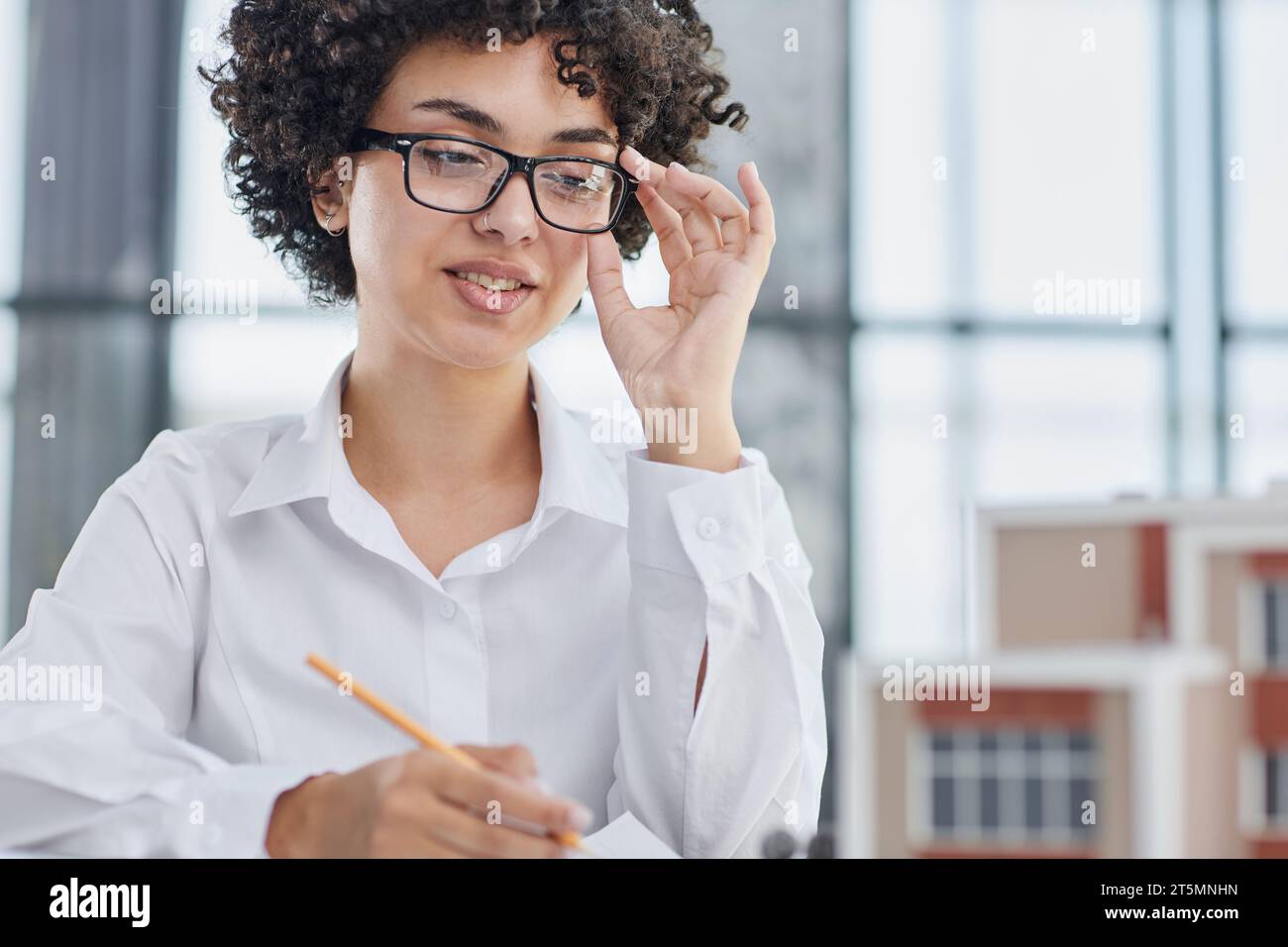 Die Architektin untersucht die Grundrisse des Hauses Stockfoto