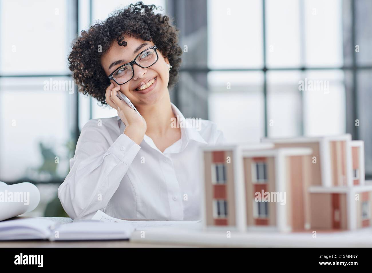 Die Architektin untersucht die Grundrisse des Hauses Stockfoto