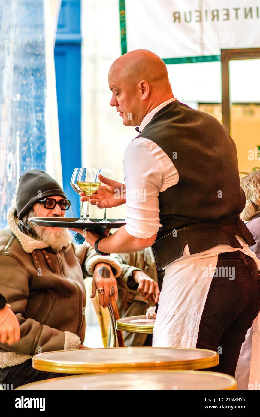 Trinker an einem Terrassentisch des Restaurants La Palette, Paris 6, Frankreich. Stockfoto