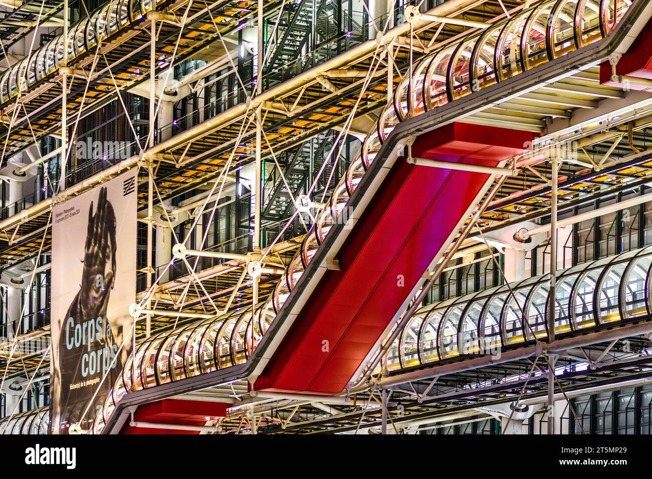 Außenstruktur und Innenbeleuchtung des Centre Pompidou National Modern Art Museum and Gallery, at Night - Paris 4, Frankreich. Stockfoto
