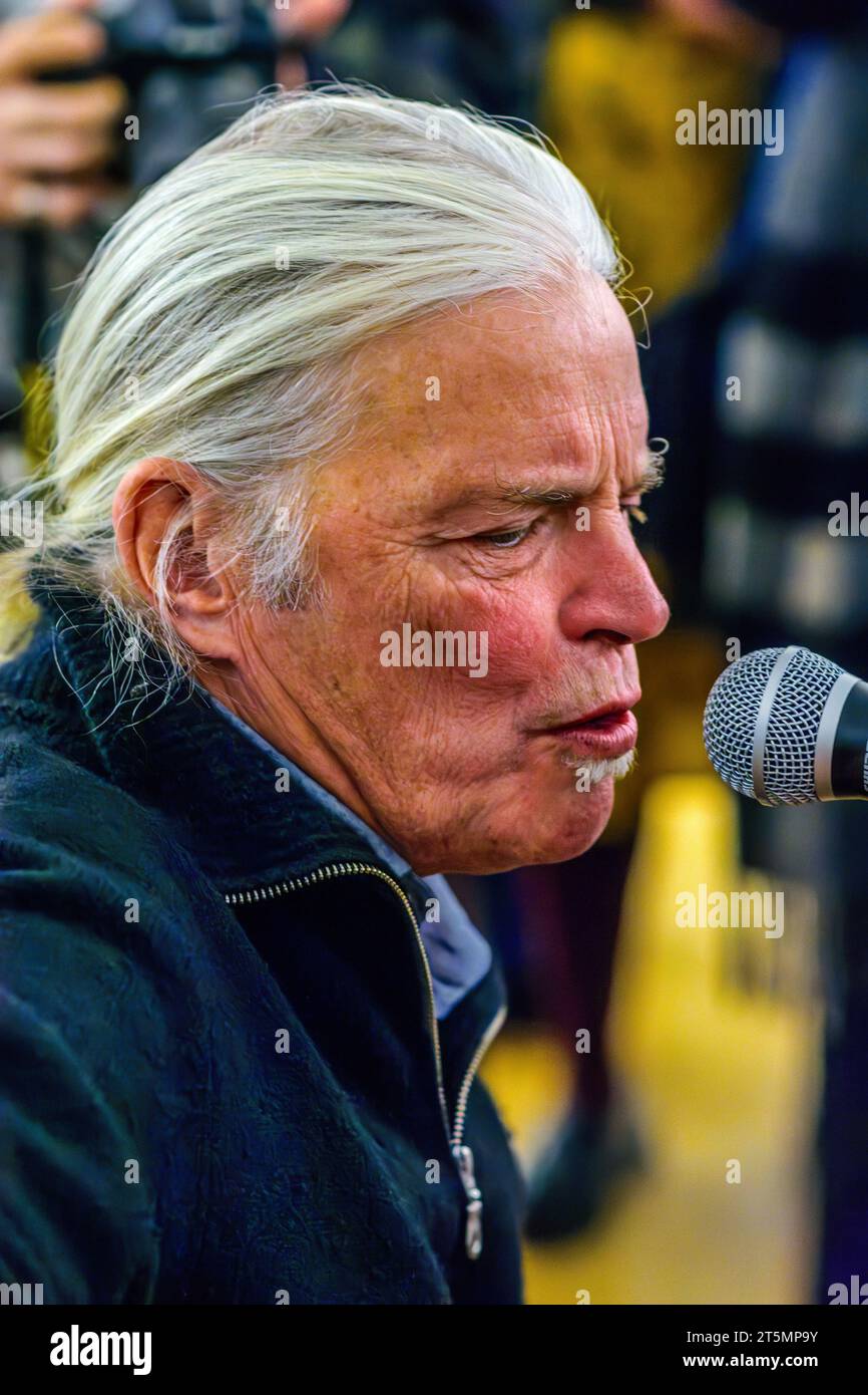 Französischer Sänger und Gitarrist Marten Iningle - Paris, Frankreich. Stockfoto