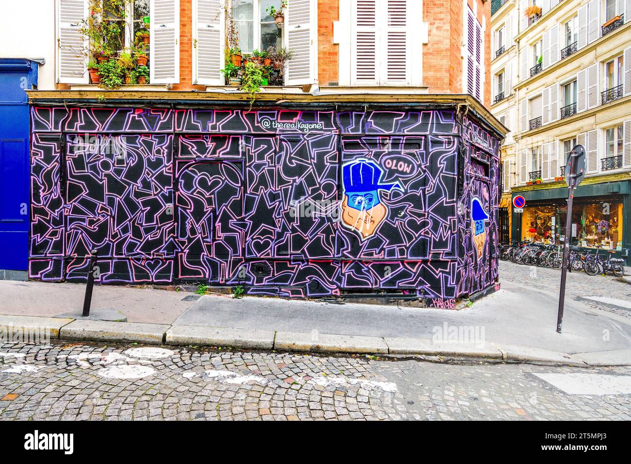 Street Art Wandgemälde von Kay One (therealkayone) auf leerem Geschäft in Butte-Montmartre, Paris 18, Frankreich. Stockfoto