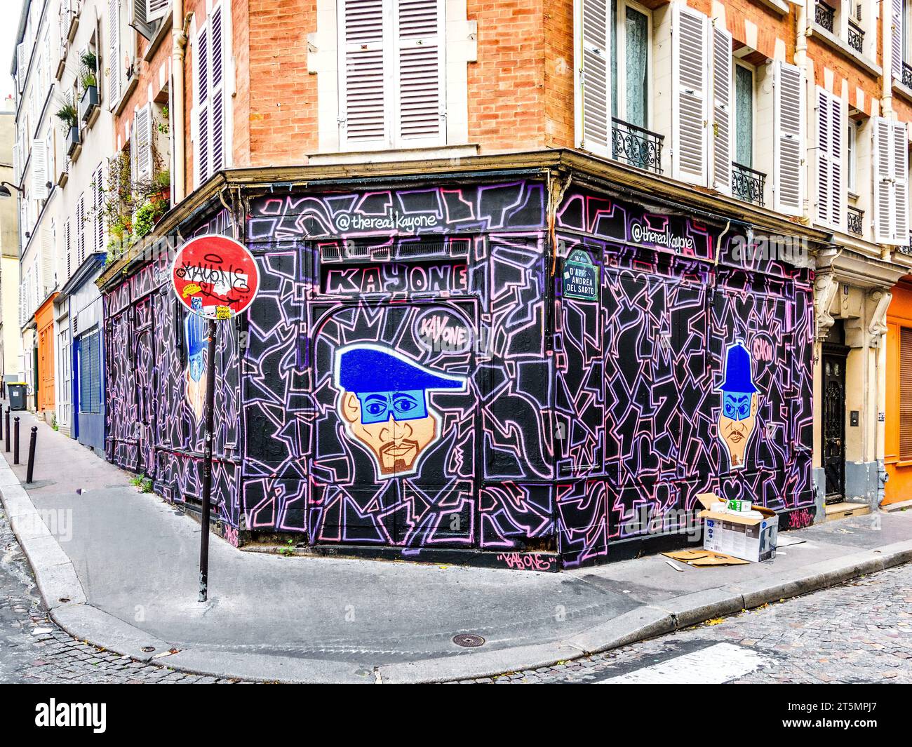 Street Art Wandgemälde von Kay One (therealkayone) auf leerem Geschäft in Butte-Montmartre, Paris 18, Frankreich. Stockfoto