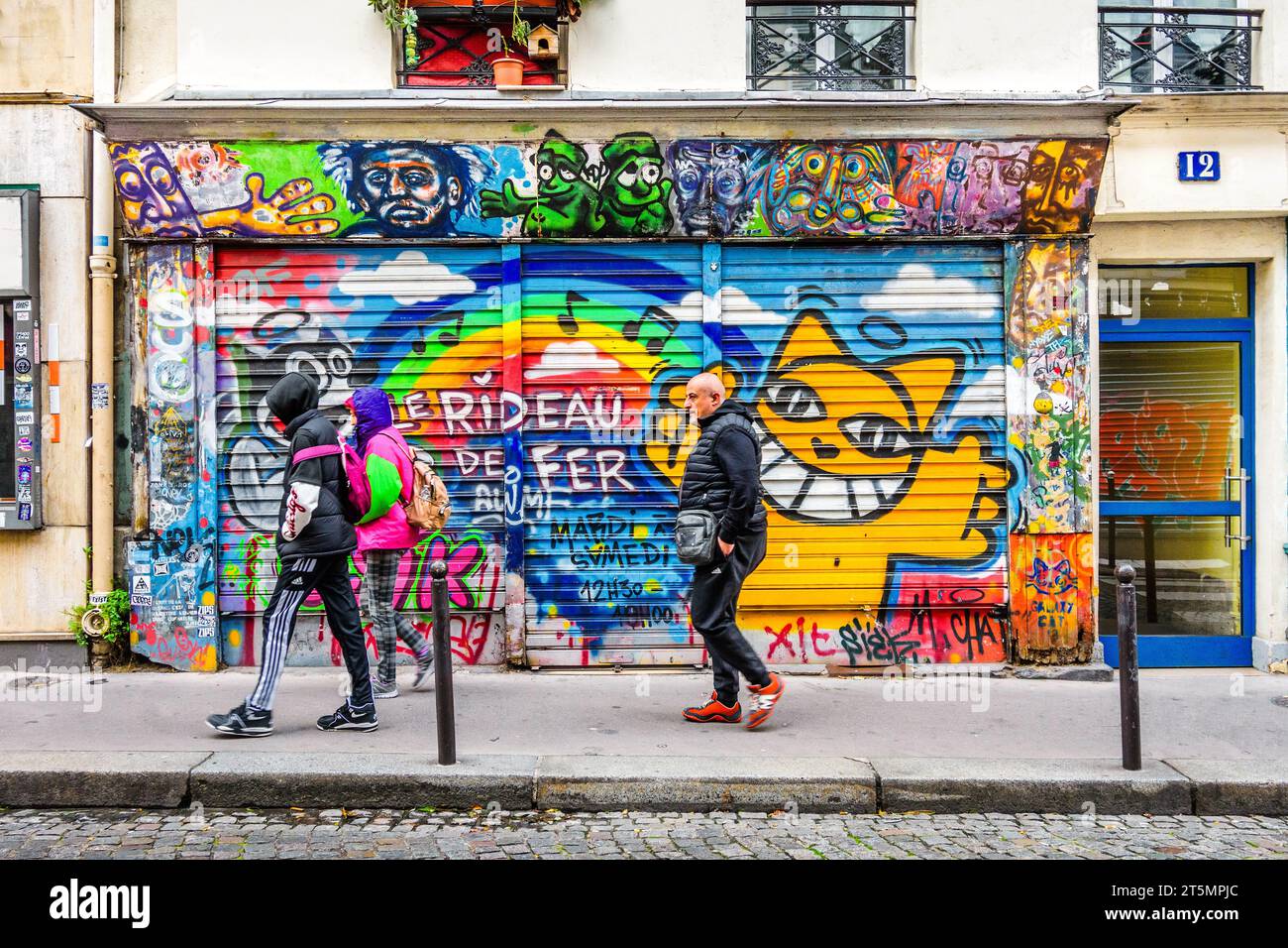 Street Art Wandgemälde im Plattenladen „Le Rideau de Fer“ in der Rue André del Sarte im Butte-Montmartre, Paris 18, Frankreich. Stockfoto