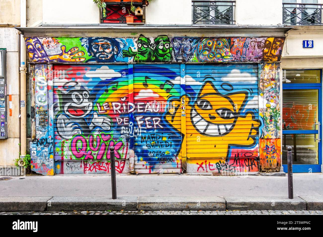 Street Art Wandgemälde im Plattenladen „Le Rideau de Fer“ in der Rue André del Sarte im Butte-Montmartre, Paris 18, Frankreich. Stockfoto